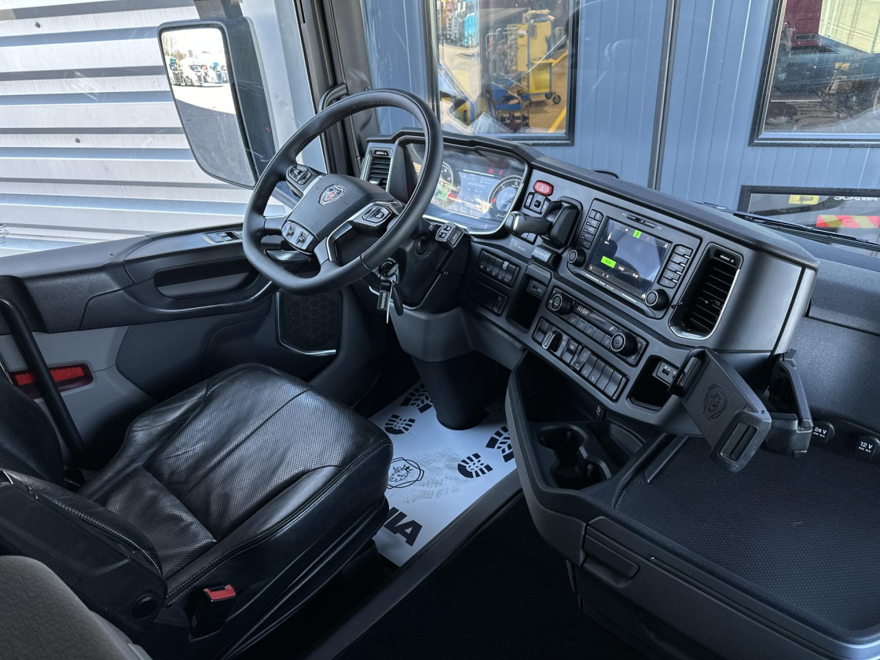 Cab chassis truck SCANIA R 500 B6x4HZ: picture 11