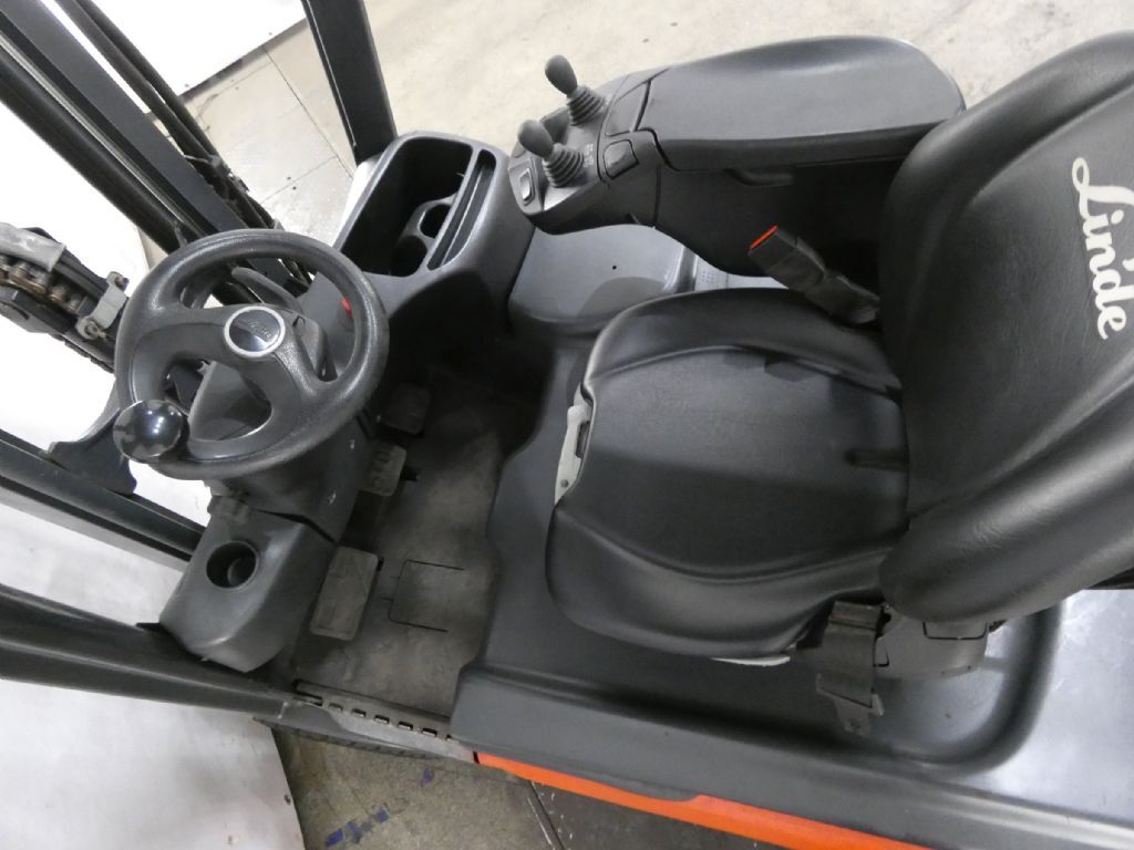LINDE E16 - Electric forklift: picture 3 LINDE E16 - Electric forklift: picture 3