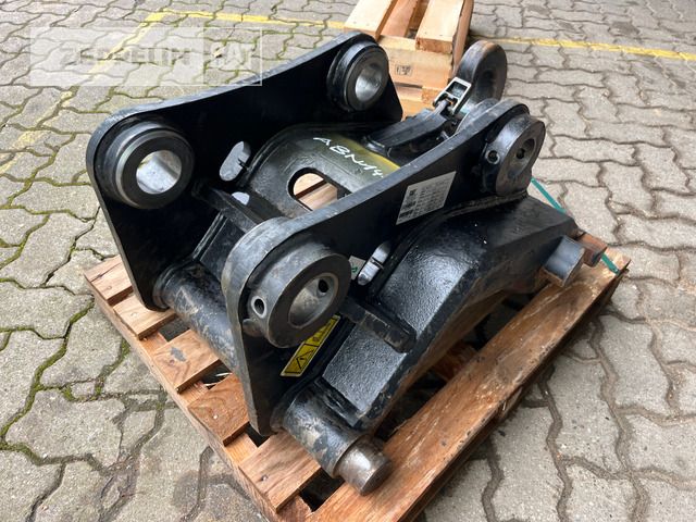 Cat CW20H 313GC - Quick coupler for Construction machinery: picture 2 Cat CW20H 313GC - Quick coupler for Construction machinery: picture 2