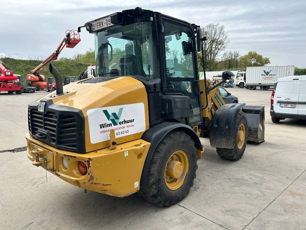 Skid steer loader CAT 906: picture 6