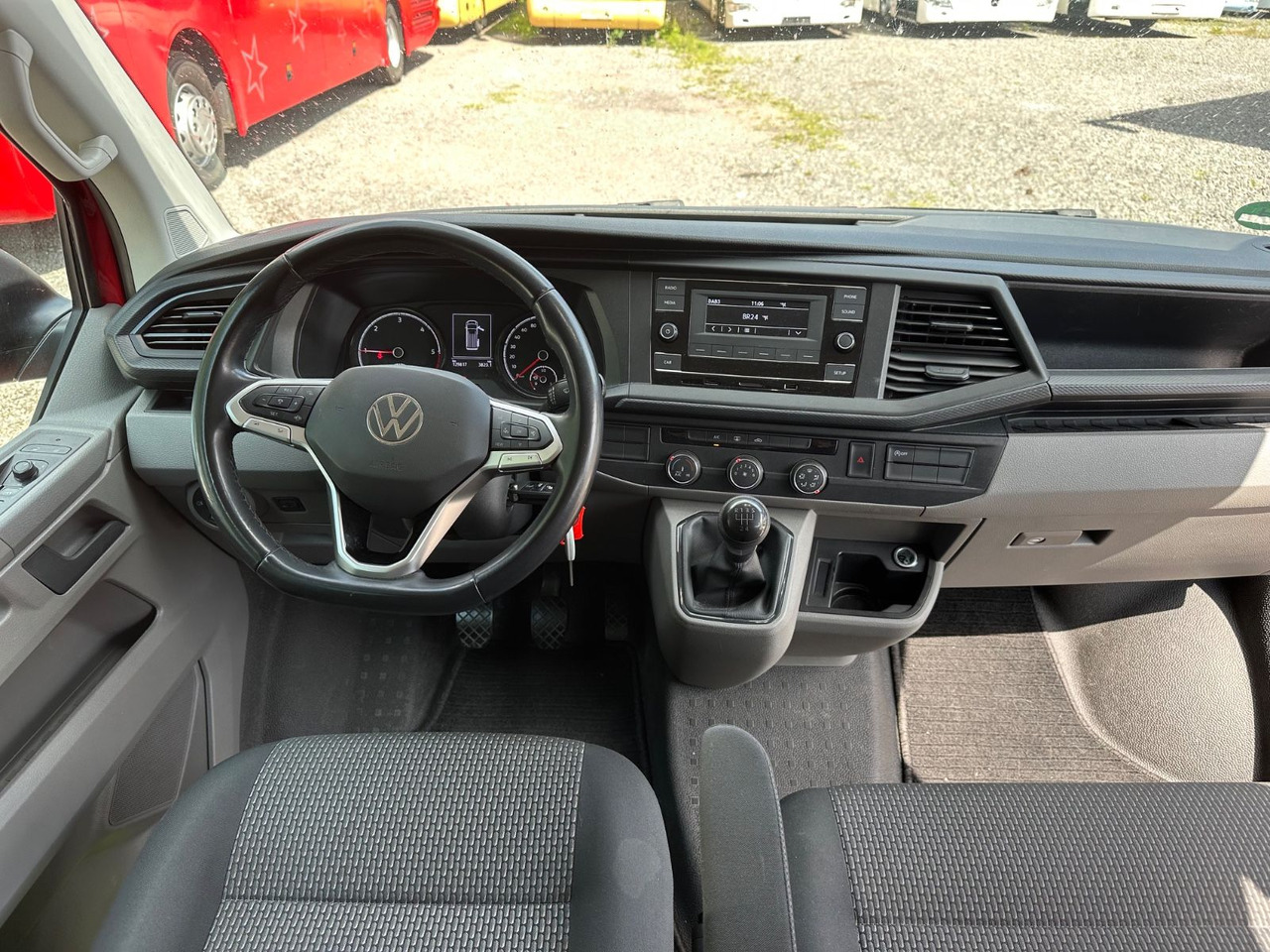 Passenger van Volkswagen T6 Kombi (PDC Hi*ACC*StandHz*9 Sitzer*AC): picture 12