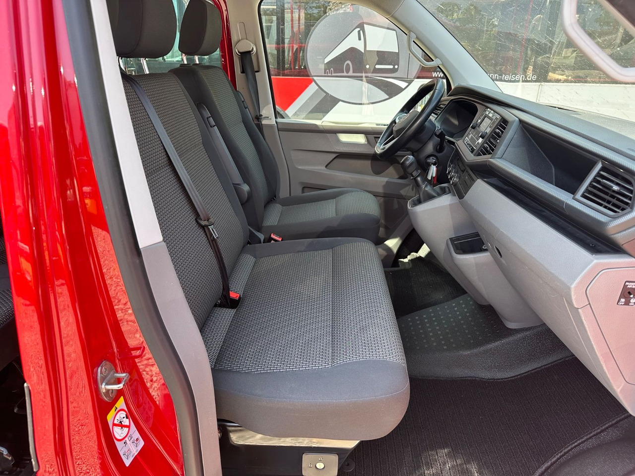 Passenger van Volkswagen T6 Kombi (PDC Hi*ACC*StandHz*9 Sitzer*AC): picture 13